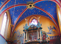 W kościele w Złakowie znajduje się bogato zdobiony ołtarz główny o cechach późnorenesansowych  