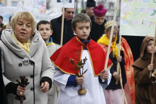 Chodnikami szli... święci!