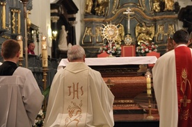 Adoracja Najświętszego Sakramentu w bazylice katedralnej w Łowiczu