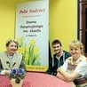  Basia i Ewa działają w hospicjum, a Darek pracuje z młodzieżą.  Łączy ich chęć pomocy człowiekowi w potrzebie 