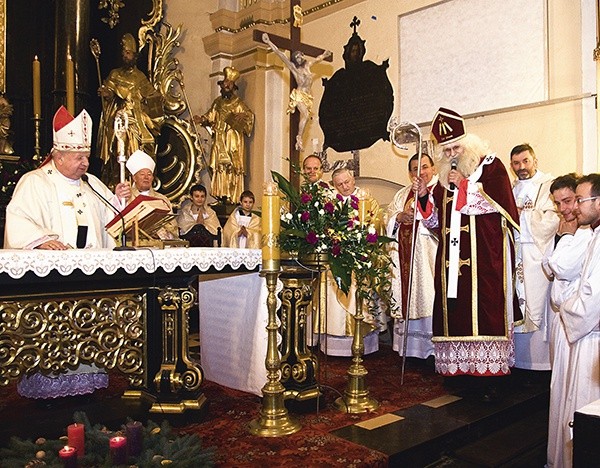   Św. Mikołaj zaprasza wszystkich do eucharystycz-nego Stołu Dobrego Słowa i Szlachetnego Czynu