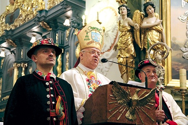 Bp Józef Zawitkowski  wygłasza kazanie w dniu swoich urodzin