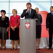 Nowi ministrowie Donalda Tuska (od lewej) Maciej Grabowski, Andrzej Biernat, Joanna Kluzik-Rostkowska, Lena Kolarska-Bobińska, Elżbieta Bieńkowska – w nowej roli,  Rafał Trzaskowski i Mateusz Szczurek