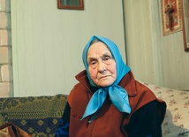 Pani Marianna Popiełuszko w swoim domu w Okopach. Reporterzy „Gościa” odwiedzili ją wiosną 2010 r., kilka miesięcy przed beatyfikacją ks. Jerzego. Urzekła ich głęboką wiarą i życiową mądrością