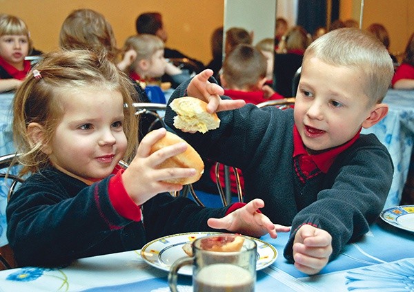 Wpływy uzyskane ze sprzedaży świec Wigilijnego Dzieła Pomocy Dzieciom Caritas przeznacza m.in. na dożywianie setek tysięcy najmłodszych