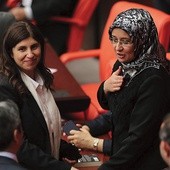Niby nic dziwnego – muzułmańska deputowana w parlamencie muzułmańskiego kraju z hidżabem na głowie. W Turcji to jednak nowość – przez kilka dekad podobna scena skończyłaby się wyprowadzniem posłanki z sali obrad. Normą był raczej ubiór deputowanej po lewej stronie