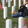 Zachód nie może patrzeć na barbarzyństwo np. w Afganistanie, ale jednocześnie nie jest w stanie zaakceptować śmierci żołnierzy podczas zbrojnych interwencji. Na zdjęciu matka amerykańskiego żołnierza, który zginął podczas misji w Afganistanie, opłakuje syna przy jego grobie na cmentarzu w Arlington