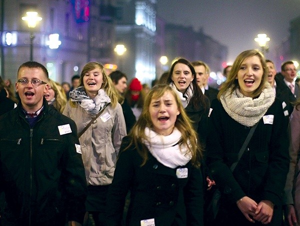 Młodzi ze śpiewem przemierzali główną ulicę naszego miasta