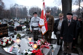 Modlitwa nad grobem "Bartka" na czechowckim cmentarzu