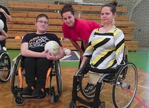 Agnieszka i Kamil, mimo niepełnosprawności, są aktywnymi nastolatkami