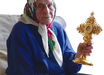 Marianna Popiełuszko z relikwiami bł. syna kapłana