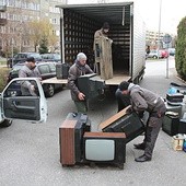 Na plac przed kościołem na os. Serbinów wciąż donoszono kolejny sprzęt