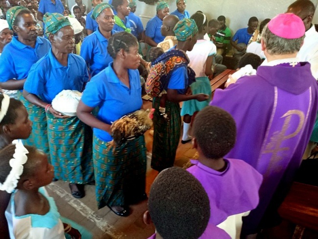 Bp Henryk Tomasik odwiedza misjonarzy w Zambii