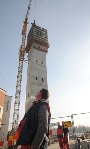 Montaż krzyża w Centrum JPII