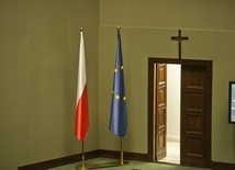 Sąd: krzyż w Sejmie zostaje