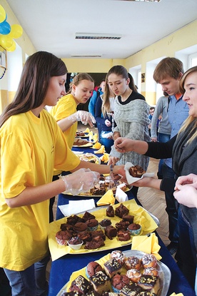  Wolontariusze z LO im. B. Prusa w Skierniewicach sprzedają upieczone przez siebie smakołyki, a uzyskane z nich pieniądze przekazują do hospicjum