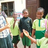 Pani  Ewa Gawin  buduje dla głuchoniemych dzieci  szkołę w Bertoua