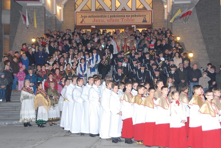 Roraty w parafii Nawiedzenia Pana Jezusa Miłosiernego w Męcinie