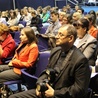 Konferencję poprowadziła lekarz Lucyna Wiśniewska (z lewej). Obok siedzą Katarzyna Kaszo-Stanik i diecezjalny duszpasterz rodzin ks. Sławomir Adamczyk
