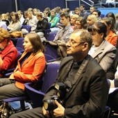 Konferencję poprowadziła lekarz Lucyna Wiśniewska (z lewej). Obok siedzą Katarzyna Kaszo-Stanik i diecezjalny duszpasterz rodzin ks. Sławomir Adamczyk