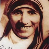 Bł. Matka Teresa (1910–1997). W rogu zdjęcia własnoręczny podpis z błogosławieństwem