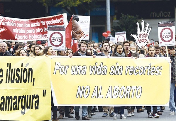 Zmiany ustawy o aborcji na życzenie, uchwalonej przez socjalistów w 2010 r., domagali się uczestnicy demonstracji, które odbyły się 17 listopada br. w 47 miastach w całej Hiszpanii. Na zdjęciu: Marsz dla życia w Pampelunie