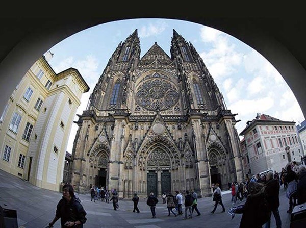 Czeska lewica sprzeciwia się także oddaniu Kościołowi zabudowań na wzgórzu zamkowym.  Nie dotyczy to katedry św. Wita, której status został  niedawno uregulowany