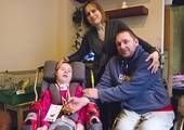 Podczas zawodów  dla niepełnosprawnych Martynka dostała złoty medal. Rodzice są dumni ze swojej córki