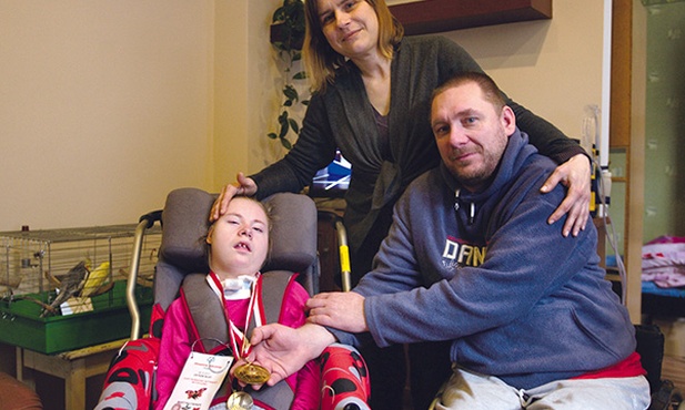 Podczas zawodów  dla niepełnosprawnych Martynka dostała złoty medal. Rodzice są dumni ze swojej córki