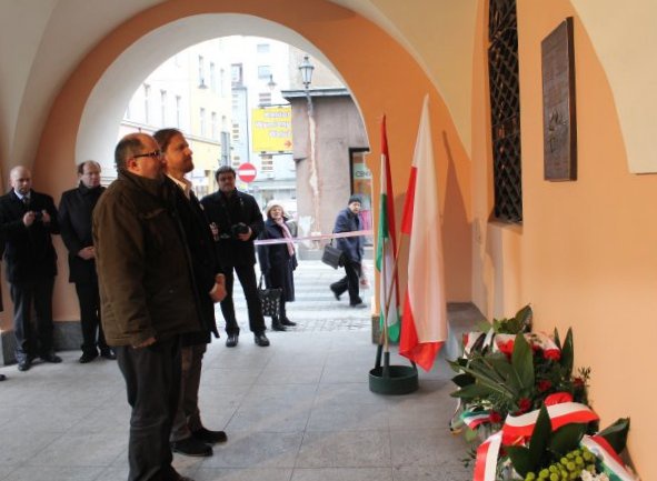 Tablica pamiątkowa na gliwickim rynku