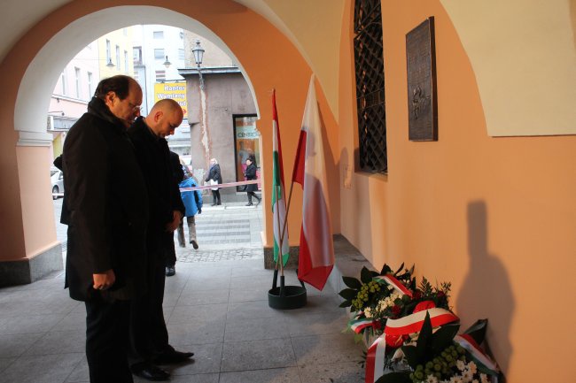 Tablica pamiątkowa na gliwickim rynku