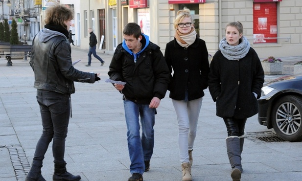 Spotykani na ulicach przechodnie, wśród nich młodzi, chętnie odbierali przygotowane ulotki