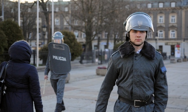 Rekonstruktorzy formacji ZOMO to studenci oraz uczniowie radomskich liceów im. D. Czachowskiego i R. Traugutta