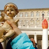 15.12.2013. Watykan. Papież Franciszek pobłogosławił figurki Dzieciątka Jezus podczas modlitwy „Anioł Pański”