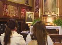 Przed obrazem namalowanym przez Adolfa Hyłę, w kaplicy klasztoru w Krakowie-Łagiewnikach pielgrzymi modlą się do Jezusa Miłosiernego o miłosierdzie dla nich i całego świata 