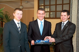  Alumni (od lewej):  Damian Sadza, Paweł Zubek i Grzegorz Dąbrowski  dziękują wszystkim,  którzy włączyli się  w akcję