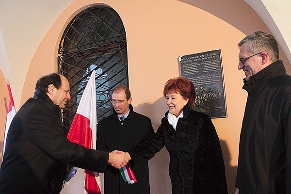 Tablicę odsłonili (od lewej) Janos Tischler, dyrektor Węgierskiego Instytutu Kultury, prezydent Gliwic Zygmunt Frankiewicz, burmistrz Salgòtarján Melinda Sztremi Székyné i ambasador Węgier Iván Gyurcsik 