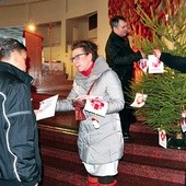 Parafianie od św. Jadwigi chętnie zabierali bilety z imionami dzieci, aby przygotować dla nich paczki