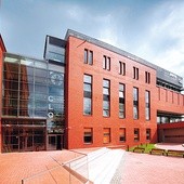  Nowy budynek CLO nawiązuje stylem do starszej części szpitala