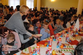 Na spotkaniu wigilijnym pracownicy i podopieczni Powiatowej Poradni Psychologiczno-Pedagogicznej wspólnie kolędowali i podzielili się opłatkiem 