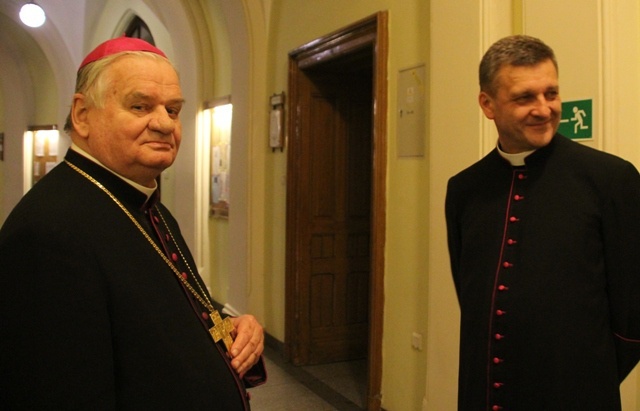 Bp Tadeusz Rakoczy z klerykami w seminarium