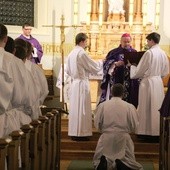 Bp Tadeusz Rakoczy z klerykami w seminarium