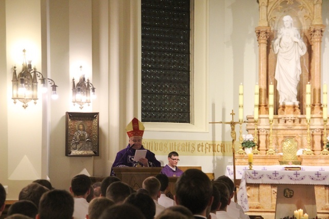 Bp Tadeusz Rakoczy z klerykami w seminarium