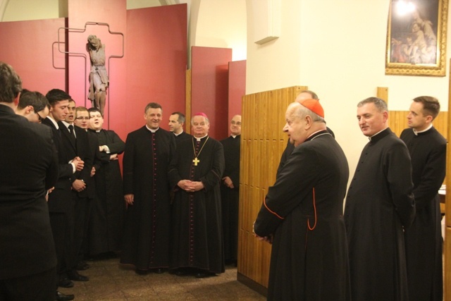 Bp Tadeusz Rakoczy z klerykami w seminarium