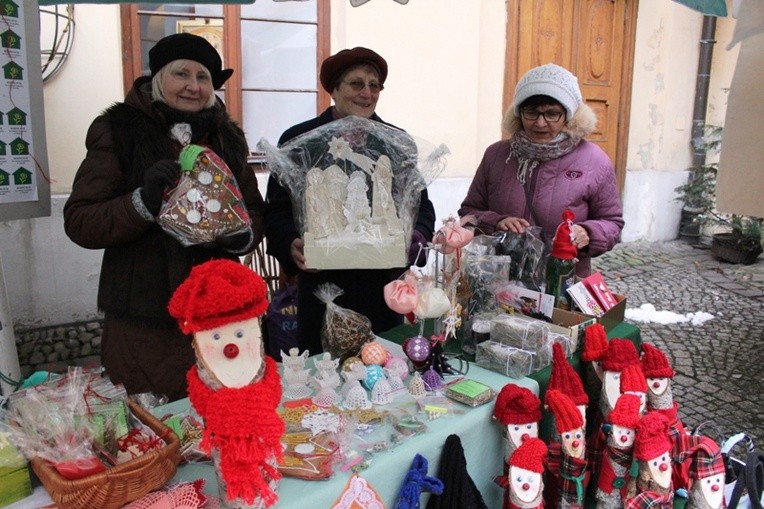 Przyjaciółki od igły dla hospicjum