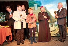 Wyróżnieni statuetki odebrali od bp. Henryka Tomasika, ks. Grzegorza Wójcika i ks. Roberta Kowalskiego