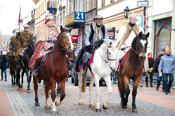  Uczestników do betlejemskiej szopki prowadzą Trzej  Królowie