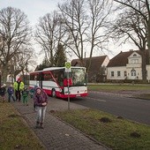 O 14.30 autobus przywozi do Rosowa dzieci ze szkoły Poniżej z lewej: Ks. Cezary Korzec z projektem ogrodu biblijnego w Rosowie 