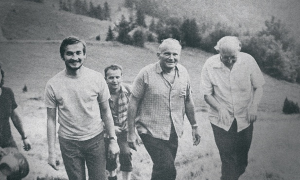 Idea ks. Blachnickiego (pierwszy z prawej) otwarcia oazy na rzeczywistość charyzmatyczną zyskała pełną akceptację biskupa Karola Wojtyły 