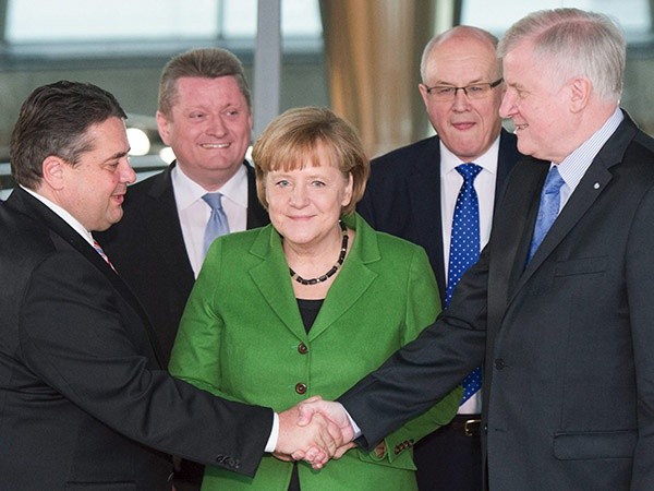 Angela Merkel i jej koalicjanci: szef CSU Horst Seehofer (z prawej) i Sigmar Gabriel – szef SPD (z lewej)